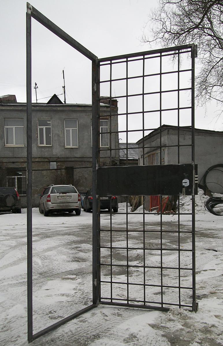 Металлические решетчатые двери с врезным замком без отделки